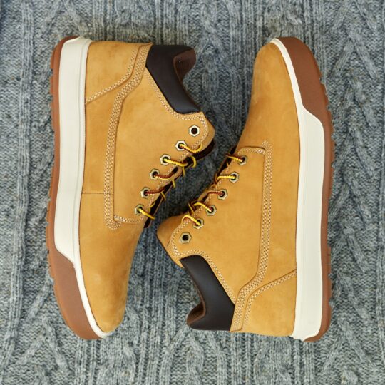 Autumn winter brown waterproof men's boots on woolen knitted sweater